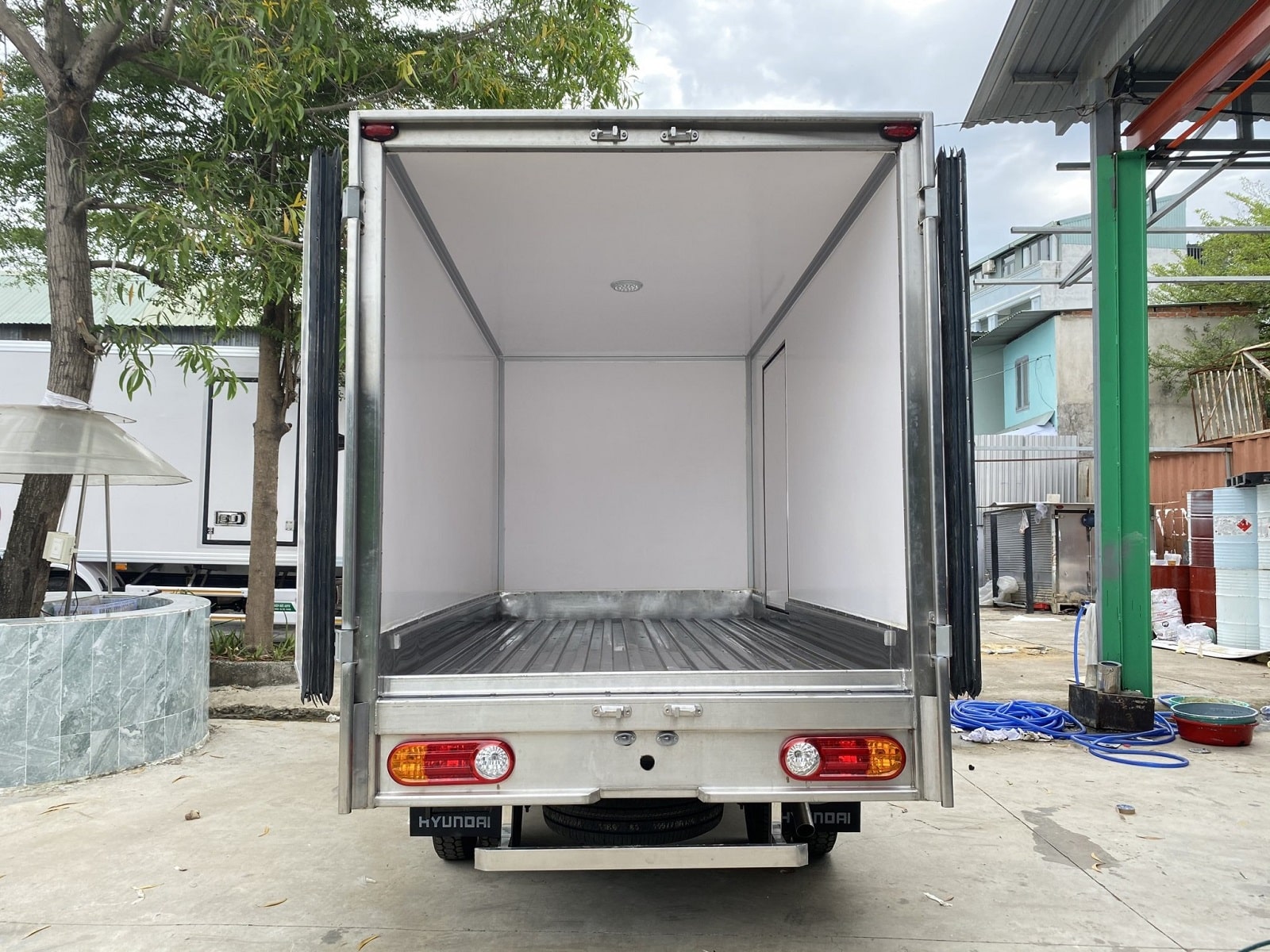 thùng xe của xe tảii đông lạnh 1 tấn hyundai
